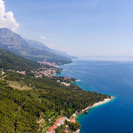 Apartments By The Sea Brela, Makarska - 16950 Kültér fotó