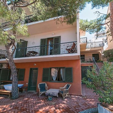 Apartments By The Sea Brela, Makarska - 16950 Kültér fotó