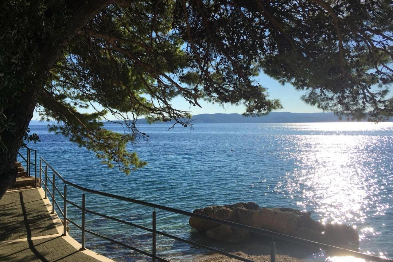 Apartments By The Sea Brela, Makarska - 16950 Kültér fotó