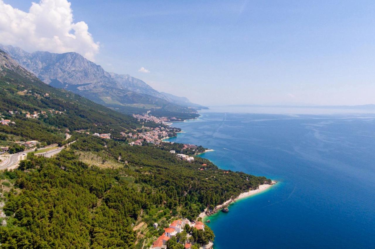 Apartments By The Sea Brela, Makarska - 16950 Kültér fotó