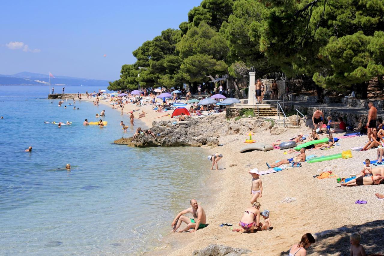 Apartments By The Sea Brela, Makarska - 16950 Kültér fotó