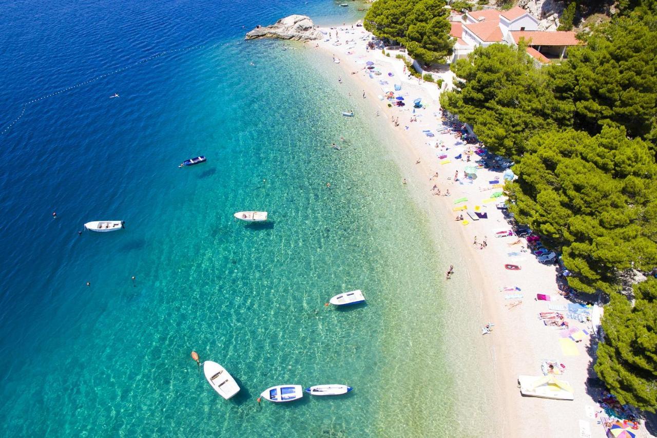 Apartments By The Sea Brela, Makarska - 16950 Kültér fotó