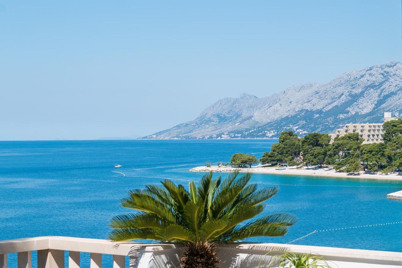 Apartments By The Sea Brela, Makarska - 16950 Kültér fotó