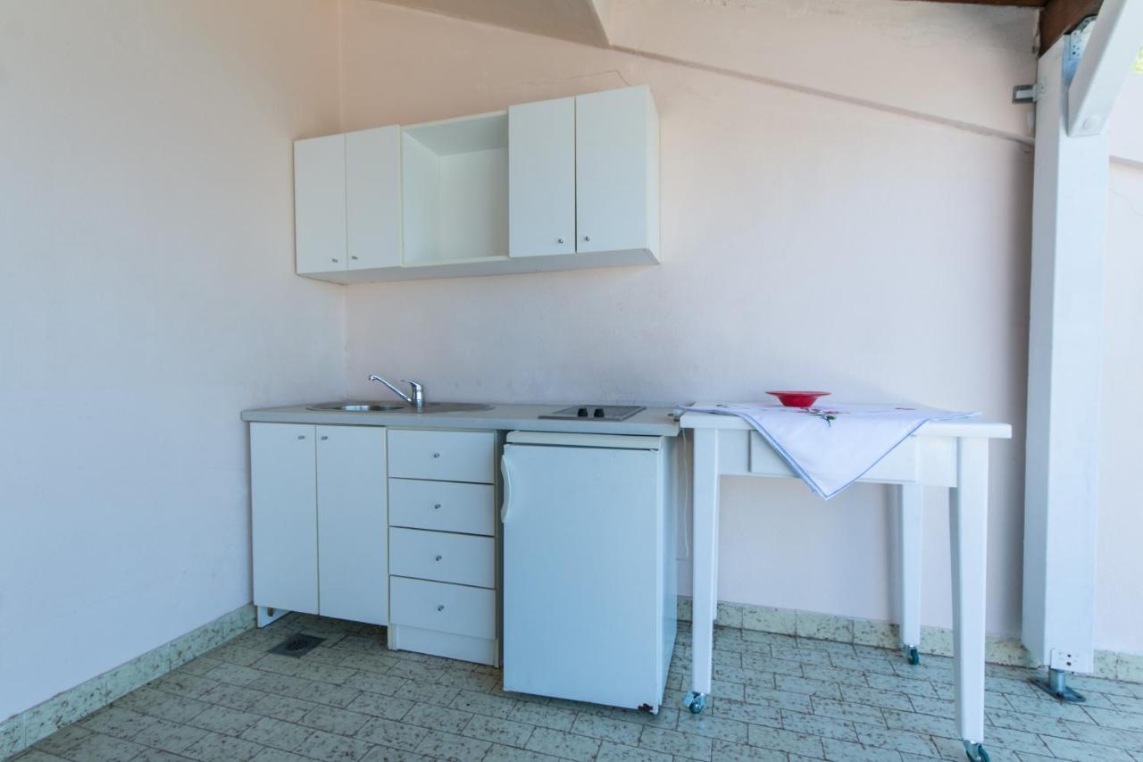 Apartments By The Sea Brela, Makarska - 16950 Kültér fotó