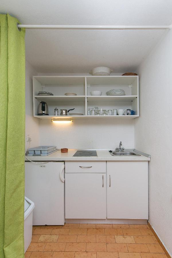 Apartments By The Sea Brela, Makarska - 16950 Kültér fotó