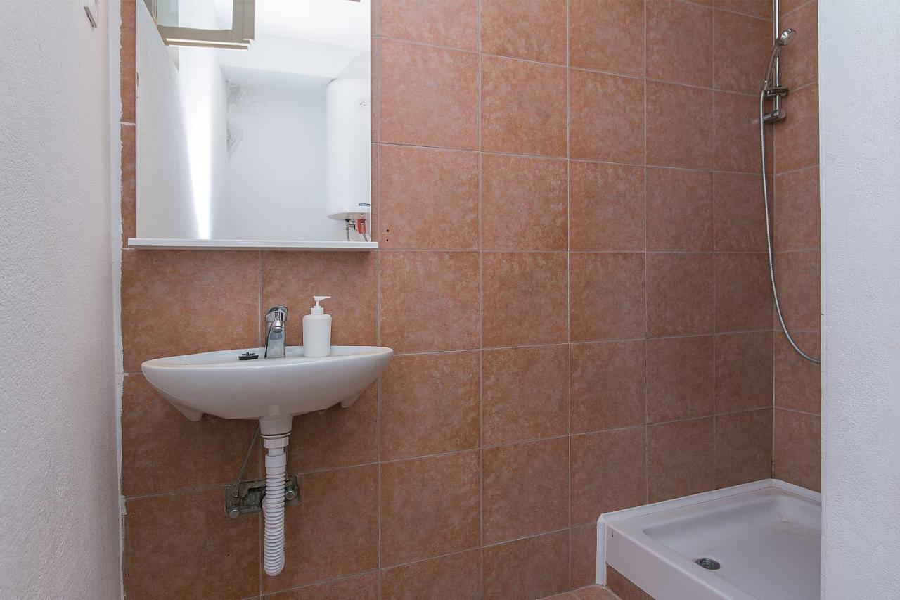 Apartments By The Sea Brela, Makarska - 16950 Kültér fotó