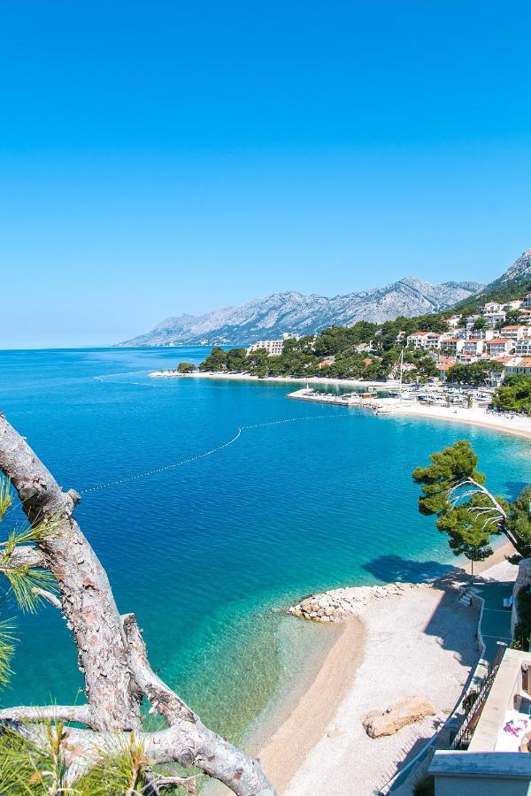 Apartments By The Sea Brela, Makarska - 16950 Kültér fotó