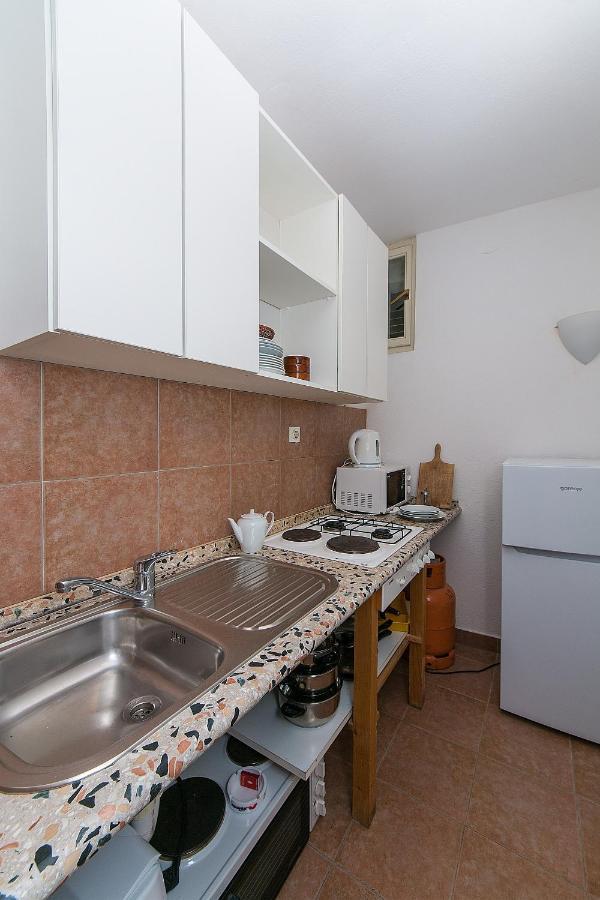 Apartments By The Sea Brela, Makarska - 16950 Kültér fotó