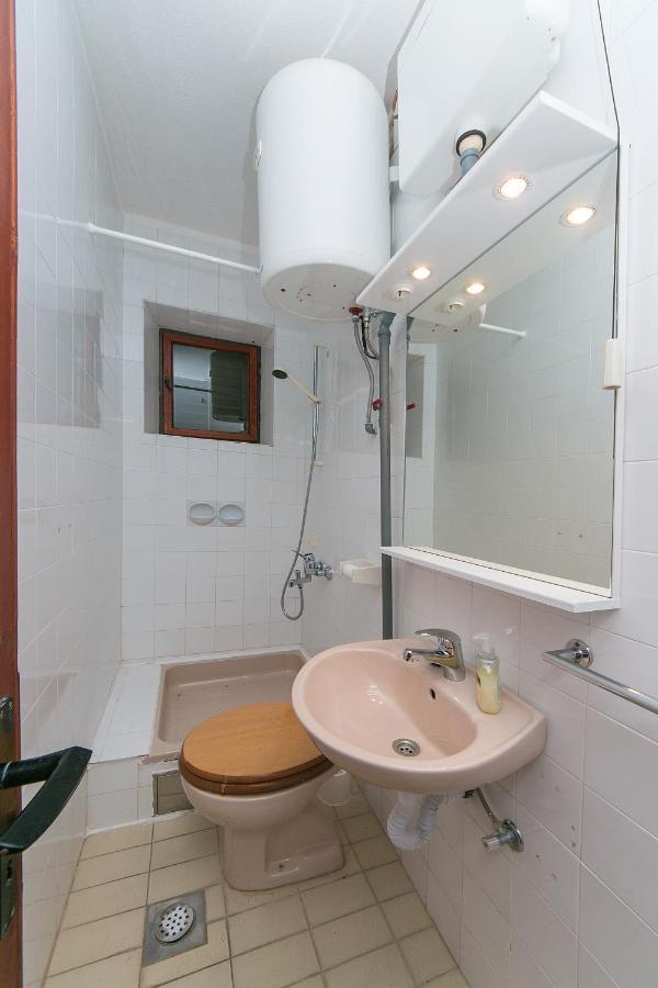 Apartments By The Sea Brela, Makarska - 16950 Kültér fotó