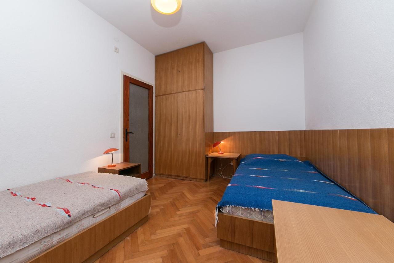 Apartments By The Sea Brela, Makarska - 16950 Kültér fotó