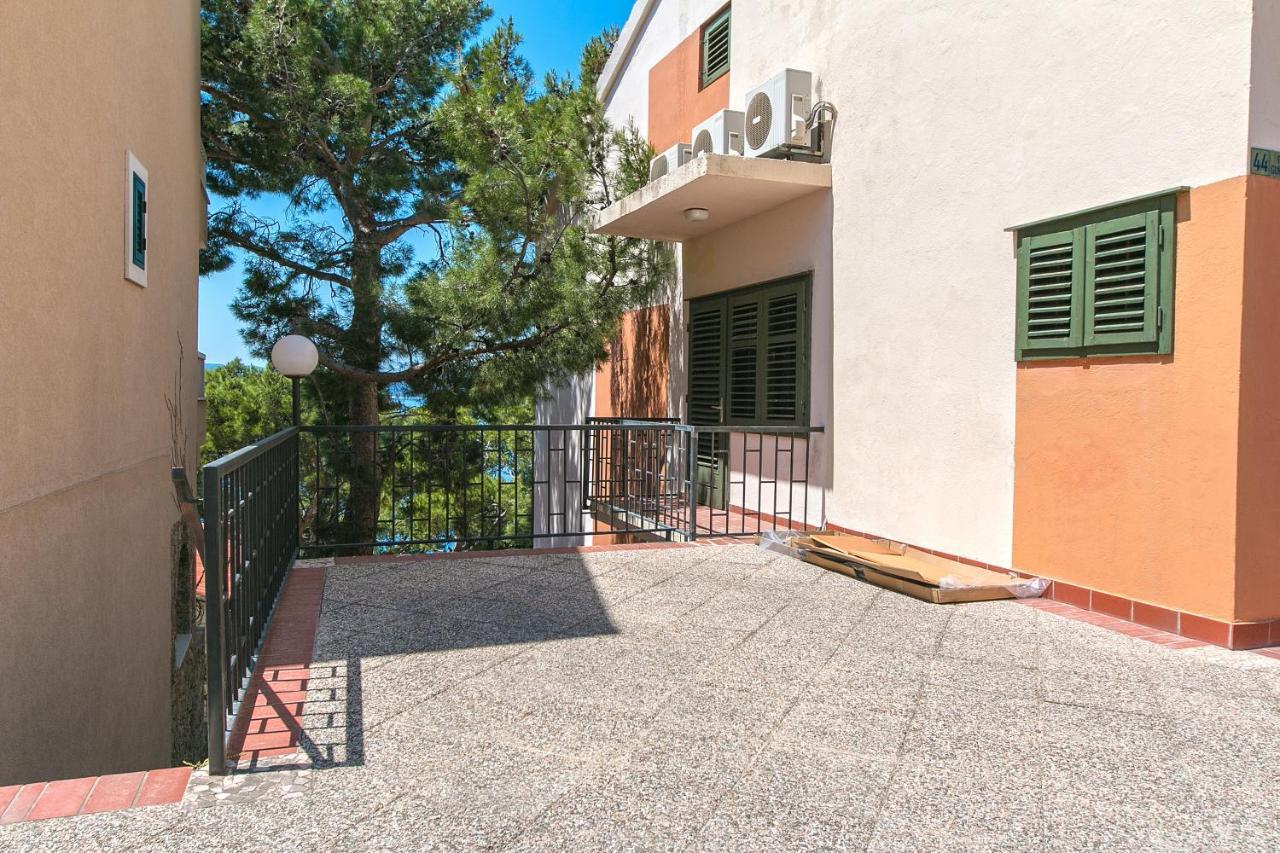 Apartments By The Sea Brela, Makarska - 16950 Kültér fotó